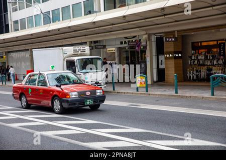 Aprile 2023, tradizionale taxi giapponese un veicolo a quattro porte Toyota Crown berlina sulle strade del centro di Kyoto, Giappone Foto Stock