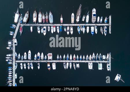 Vista aerea dall'alto di yacht e barche ormeggiate alla Gloria Marina Bay a Rio de Janeiro Foto Stock