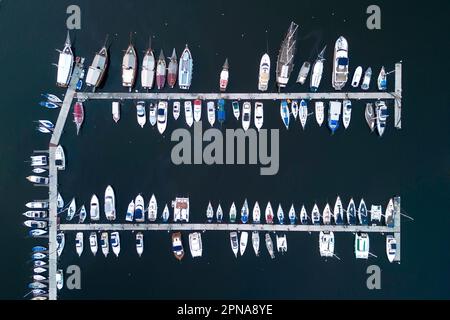 Vista aerea dall'alto di yacht e barche ormeggiate alla Gloria Marina Bay a Rio de Janeiro Foto Stock