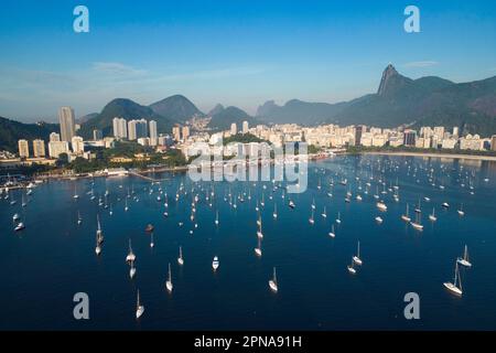 Vista aerea dall'alto di yacht e barche ormeggiate alla Gloria Marina Bay a Rio de Janeiro Foto Stock