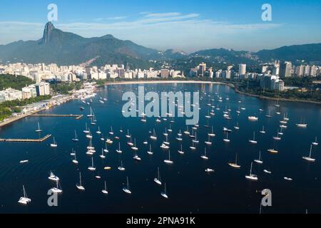Vista aerea dall'alto di yacht e barche ormeggiate alla Gloria Marina Bay a Rio de Janeiro Foto Stock