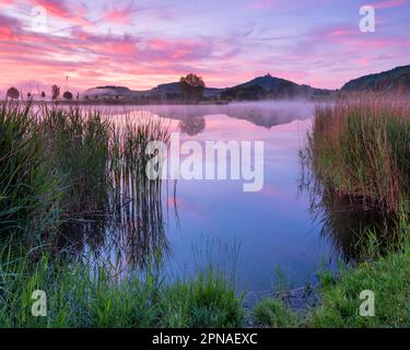 Paesaggio con lago all'alba, veste Wachsenburg riflesso, castello del complesso del castello Drei Gleichen, Muehlberg, Turingia, Germania Foto Stock
