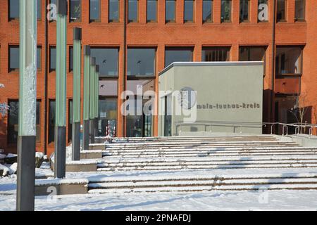 Ufficio distrettuale con neve in inverno con stemma e iscrizione Main-Taunus-Kreis, Hofheim, Taunus, Hesse, Germania Foto Stock