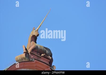 Unicorno con corno sul tetto del municipio, dorata, appuntita, lunga, strada principale, Offenburg, Ortenau, Foresta Nera settentrionale, Foresta Nera Foto Stock