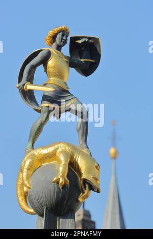 Scultura San Giorgio con scudo e spada a San Fontana di Giorgio e guglia, sfocata, dorata, drago, Via Triumphalis, Maximilianstrasse, Speyer Foto Stock