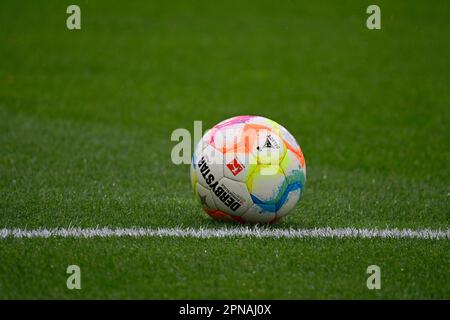 Adidas Derbystar match ball si trova su erba, Mercedes-Benz Arena, Stoccarda, Baden-Wuerttemberg, Germania Foto Stock