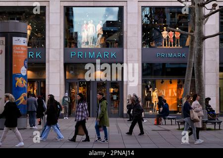 Catena di grandi magazzini Primark, Passers-by, Koenigsstrasse, Stoccarda, Baden-Wuerttemberg, Germania Foto Stock