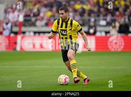 Raphael Guerreiro Borussia Dortmund BVB (13) on the ball, Mercedes-Benz Arena, Stoccarda, Baden-Wuerttemberg, Germania Foto Stock