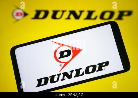 Ucraina. 17th Apr, 2023. In questa immagine, il logo Dunlop Tyres viene visualizzato su uno smartphone e sullo schermo di un pc. Credit: SOPA Images Limited/Alamy Live News Foto Stock