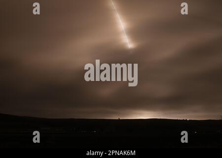 Un lancio SpaceX Falcon 9 Transporter-7 venerdì 14 aprile 2023 a Lompoc, California. Il lancio del $52.000.000 è un volo rideshare dedicato a una sincronizzazione solare Foto Stock