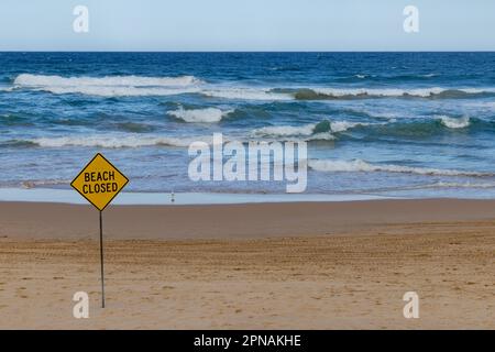 Cartello di chiusura della spiaggia. Manly Beach, Sydney Northern Beaches. Foto Stock