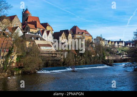 2022: Vista sull'Enz fino al centro storico con il municipio, Besigheim, Baden-Wuerttemberg, Germania Foto Stock