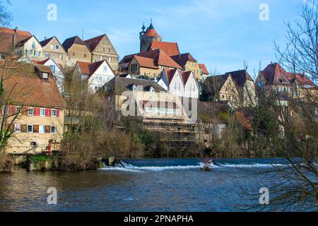 2022: Vista sull'Enz fino al centro storico con il municipio, Besigheim, Baden-Wuerttemberg, Germania Foto Stock