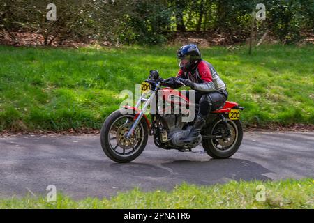 Pilota 200 su un HARLEY DAVIDSON ZX XR1200 in gara al 2023 HOGHTON TOWER Lancashire Motorcycle Sprint Course 1/8th evento di Mile Drive cronometrato. REGNO UNITO Foto Stock