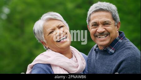 La nostra storia d'amore è senza tempo. una felice coppia anziana trascorre una romantica giornata nel parco. Foto Stock