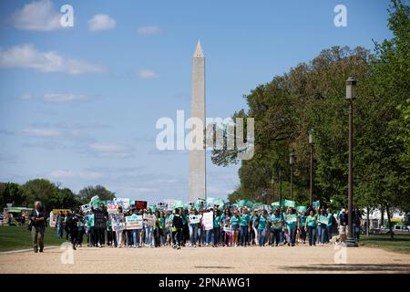 (230418) -- WASHINGTON, D.C., 18 aprile 2023 (Xinhua) -- la gente marciò al Campidoglio per protestare per un divieto sulle armi d'assalto, a Washington, DC, Stati Uniti, il 17 aprile, 2023. Quattro persone sono state uccise e almeno 28 altri feriti in una sparatoria ad una festa di compleanno il Sabato sera nella piccola città dell'Alabama di Dadeville, gli Stati Uniti, autorità ha detto Domenica. Questo incidente ha portato gli Stati Uniti ad una pietra miliare cupa di oltre 160 sparatorie di massa finora quest'anno, con 12.277 morti per violenza delle armi, secondo una banca dati gestita dal gruppo di ricerca senza scopo di lucro Gun Violence Arc Foto Stock