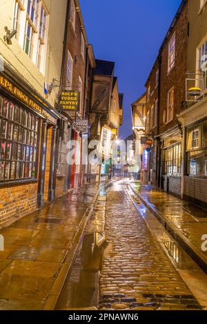 York, Regno Unito; 16 aprile 2023 - The Shambles è una strada storica di York ed è considerata una delle strade meglio conservate in Inghilterra. Foto Stock