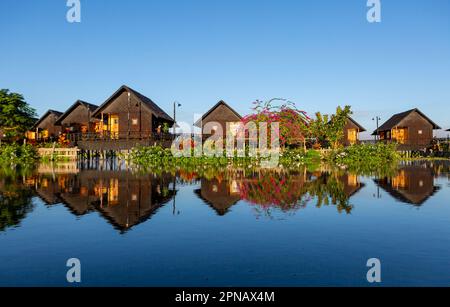 Mandalay, Myanmar, 22 novembre 2016: Lago Inle e case galleggianti, Myanmar, Birmania Foto Stock