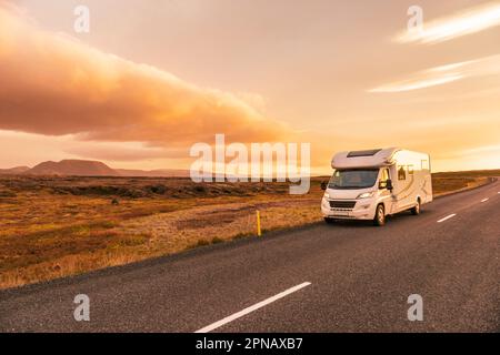 RV Motorhome camper viaggio su strada. Persone in viaggio avventura vacanza. Turisti in camper auto a noleggio con vista sulle montagne in bella natura Foto Stock