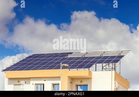 Pannelli solari installati su un tetto Foto Stock