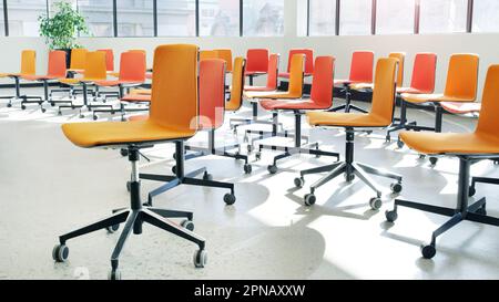 Ti aspettavano. sedie in un ufficio moderno vuoto. Foto Stock