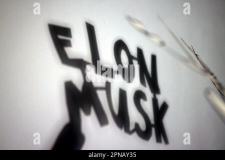 Ombre su un muro che rappresentano i pericoli dell'intelligenza artificiale, intelligenza artificiale, chat GPT e il dominio di Elon Musk, Londra, Regno Unito. Foto Stock