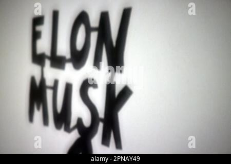 Ombre su un muro che rappresentano i pericoli dell'intelligenza artificiale, intelligenza artificiale, chat GPT e il dominio di Elon Musk, Londra, Regno Unito. Foto Stock