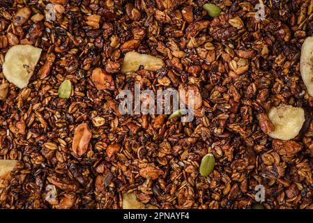 granola cotta con noci e miele con banana secca. Foto di alta qualità Foto Stock