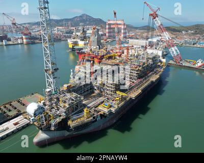 YANTAI, CINA - 17 APRILE 2023 - Una grande petroliera galleggiante per la produzione, lo stoccaggio e lo scarico è in costruzione presso la base di costruzione di CIMC Raffles Foto Stock