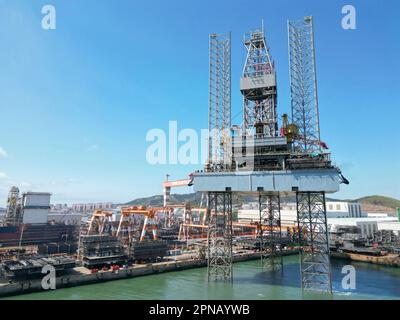 YANTAI, CINA - 17 APRILE 2023 - Una piattaforma di perforazione di tipo jack-up viene testata presso la base di costruzione CIMC Raffles a Yantai, nella provincia di Shandong, In Cina orientale Foto Stock