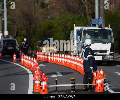 Karuizawa, Giappone. 17th Apr, 2023. Gli agenti di polizia controllano la strada di accesso alla riunione dei ministri degli Esteri dei G7 paesi. Credit: Soeren Stache/dpa/Alamy Live News Foto Stock