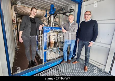 PRODUZIONE - 05 aprile 2023, Amburgo: I due principali scienziati del gruppo di ricerca 'Ingegneria di processo' presso la Facoltà di Scienze della vita di HAW Hamburg, Anika Sievers (l-r) e Thomas Willner, E Thorsten Dunker, amministratore delegato di Nexxoil GmbH, si trovano di fronte al reattore per la conversione dei materiali di scarto (grassi usati) nell'impianto pilota del dipartimento di ingegneria di processo del campus di scienze biologiche di HAW. L'impianto pilota è progettato per convertire i materiali di scarto, come i grassi usati e i rifiuti di plastica, in un sostituto del petrolio pesante esente da olio neutro per il clima. Il sostituto del petrolio (CVO C Foto Stock