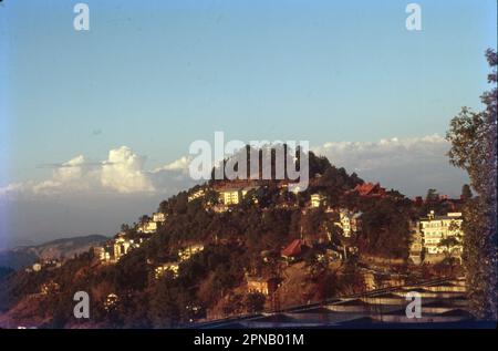 Shimla è la capitale dello stato dell'India settentrionale dell'Himachal Pradesh, ai piedi dell'Himalaya. Una volta la capitale estiva dell'India britannica, circondata da cedro, rododendro, abete e querce himalayane, la capitale dello stato di Himachal Pradesh è una delle stazioni collinari più popolari. "Regina delle colline", Shimla è una pittoresca cittadina collinare situata ad un'altitudine di 2205 metri. Foto Stock