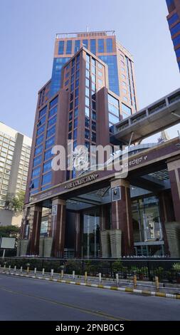 Bangalore, Karnataka, India-Aprile 18 2023: Vista della bella architettura di UB City. Fantastico centro commerciale con iconici grattacieli della città Foto Stock