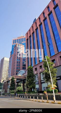 Bangalore, Karnataka, India-Aprile 18 2023: Vista della bella architettura di UB City. Fantastico centro commerciale con iconici grattacieli della città Foto Stock