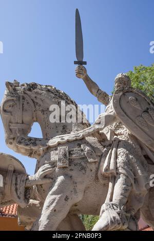 Coimbra, Portogallo - Settembre 7th 2019: Scultura Afonso Henriques, primo re del Portogallo. Portogallo dos Pequenitos, Coimbra Foto Stock