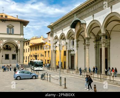 La vita quotidiana in Piazza della Santissima Annunziata. Firenze, Toscana, Italia. Il centro storico di Firenze è patrimonio dell'umanità dell'UNESCO Foto Stock
