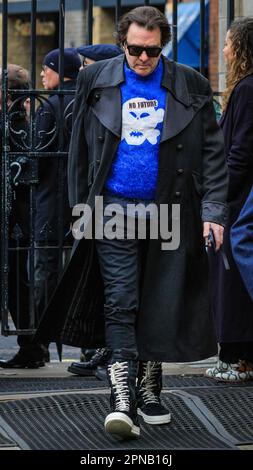 Jonathan Ross, presentatore TV, vestito in nessun maglione futuro al Vivienne Westwood Memorial Service, Londra, Regno Unito Foto Stock