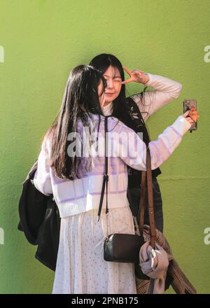 Due donne turisti asiatici in vacanza in posa per selfie con telefono cellulare, Europa Foto Stock
