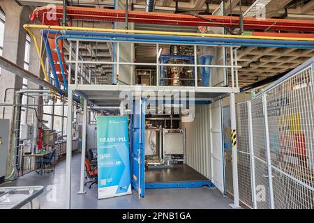 PRODUZIONE - 05 aprile 2023, Amburgo: Thomas Willner, ingegnere di processo e project leader di READi-PTL (distillazione reattiva) sta nello stabilimento che ha inventato con un reattore per la conversione dei materiali di scarto (grassi usati) nello stabilimento pilota del Process Engineering Department del Life Sciences Campus di HAW. L'impianto pilota è progettato per convertire i materiali di scarto, come i grassi usati e i rifiuti di plastica, in un sostituto del petrolio pesante esente da olio neutro per il clima. Il sostituto del petrolio (CVO Cracked Vegetable Oil) può essere usato per produrre combustibili liquidi come benzina e diesel, così come materie plastiche e. Foto Stock