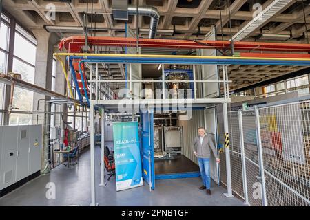 PRODUZIONE - 05 aprile 2023, Amburgo: Thomas Willner, ingegnere di processo e project leader di READi-PTL (distillazione reattiva) sta nello stabilimento che ha inventato con un reattore per la conversione dei materiali di scarto (grassi usati) nello stabilimento pilota del Process Engineering Department del Life Sciences Campus di HAW. L'impianto pilota è progettato per convertire i materiali di scarto, come i grassi usati e i rifiuti di plastica, in un sostituto del petrolio pesante esente da olio neutro per il clima. Il sostituto del petrolio (CVO Cracked Vegetable Oil) può essere usato per produrre combustibili liquidi come benzina e diesel, così come materie plastiche e. Foto Stock