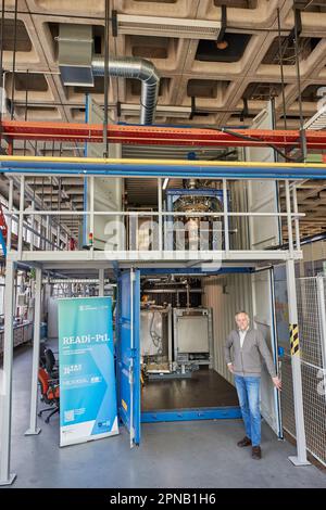 PRODUZIONE - 05 aprile 2023, Amburgo: Thomas Willner, ingegnere di processo e project leader di READi-PTL (distillazione reattiva) sta nello stabilimento che ha inventato con un reattore per la conversione dei materiali di scarto (grassi usati) nello stabilimento pilota del Process Engineering Department del Life Sciences Campus di HAW. L'impianto pilota è progettato per convertire i materiali di scarto, come i grassi usati e i rifiuti di plastica, in un sostituto del petrolio pesante esente da olio neutro per il clima. Il sostituto del petrolio (CVO Cracked Vegetable Oil) può essere usato per produrre combustibili liquidi come benzina e diesel, così come materie plastiche e. Foto Stock