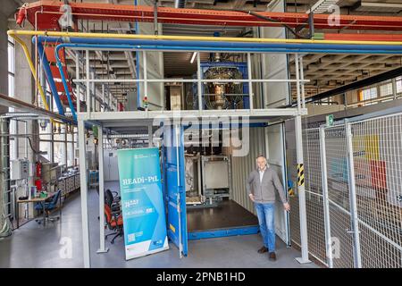 PRODUZIONE - 05 aprile 2023, Amburgo: Thomas Willner, ingegnere di processo e project leader di READi-PTL (distillazione reattiva) sta nello stabilimento che ha inventato con un reattore per la conversione dei materiali di scarto (grassi usati) nello stabilimento pilota del Process Engineering Department del Life Sciences Campus di HAW. L'impianto pilota è progettato per convertire i materiali di scarto, come i grassi usati e i rifiuti di plastica, in un sostituto del petrolio pesante esente da olio neutro per il clima. Il sostituto del petrolio (CVO Cracked Vegetable Oil) può essere usato per produrre combustibili liquidi come benzina e diesel, così come materie plastiche e. Foto Stock