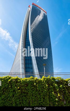 Milano (Italia) 04-14-2023: Grattacielo generali nel quartiere CityLife di Milano. A causa di negozi, cinema ed edifici affarati CityLife è uno dei più frequentati Foto Stock