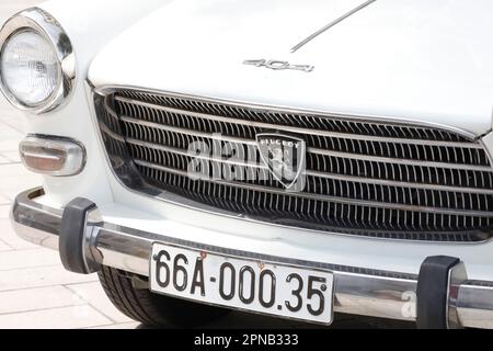 Vecchia macchina francese Peugeot 404. Ho Chi Minh City. Vietnam. Foto Stock