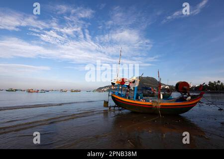 Hang Dua Bay, barca da pesca in arrivo sulla spiaggia con il fermo della notte. Vung Tau. Vietnam. Foto Stock