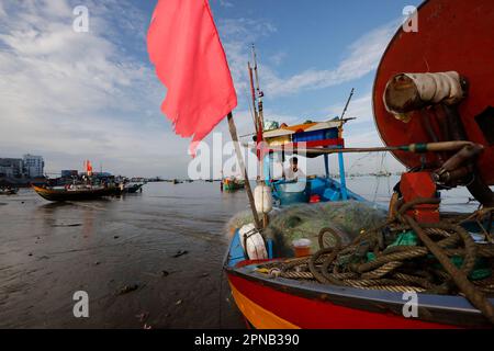 Hang Dua Bay, barca da pesca in arrivo sulla spiaggia con il fermo della notte. Vung Tau. Vietnam. Foto Stock