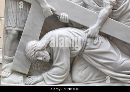 Chiesa di THI Nghe. Passione di Cristo. Via della croce. 9th Stazione: Gesù cade per la terza volta. Ho Chi Minh City. Vietnam. Foto Stock