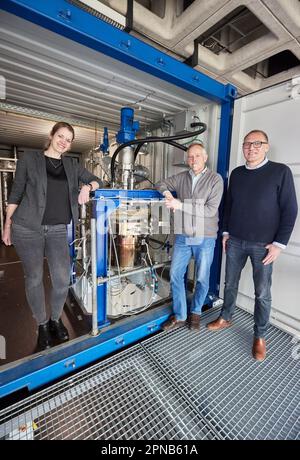 PRODUZIONE - 05 aprile 2023, Amburgo: I due principali scienziati del gruppo di ricerca 'Ingegneria di processo' presso la Facoltà di Scienze della vita di HAW Hamburg, Anika Sievers (l-r) e Thomas Willner, E Thorsten Dunker, amministratore delegato di Nexxoil GmbH, si trovano di fronte al reattore per la conversione dei materiali di scarto (grassi usati) nell'impianto pilota del dipartimento di ingegneria di processo del campus di scienze biologiche di HAW. L'impianto pilota è progettato per convertire i materiali di scarto, come i grassi usati e i rifiuti di plastica, in un sostituto del petrolio pesante esente da olio neutro per il clima. Il sostituto del petrolio (CVO C Foto Stock