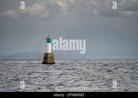 Clark Rock marinaio bianco e verde nello stretto di Georgia, , vicino Nanaimo, Isola di Vancouver, British Columbia, Canada. Foto Stock